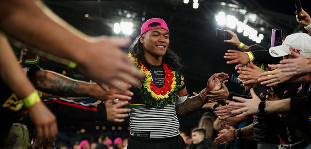 Brian To'o re-signs with Panthers