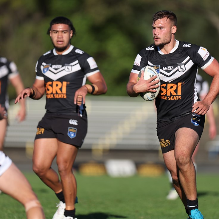Magpies run riot to keep finals hopes alive