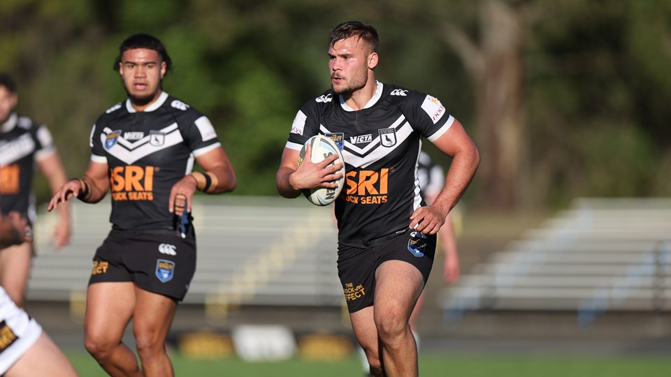 Magpies run riot to keep finals hopes alive