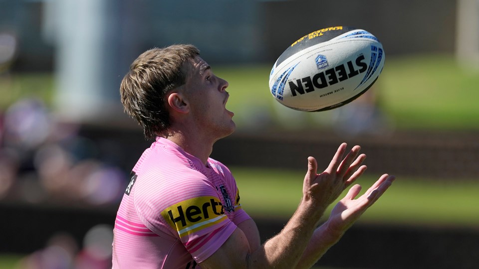 Ladder leaders hold firm against Magpies