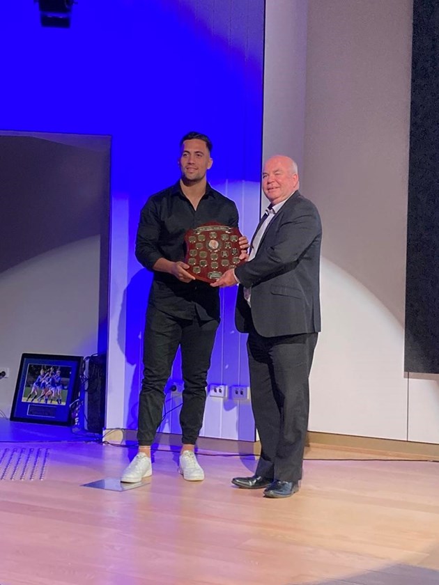 Kayal Iro receives his award