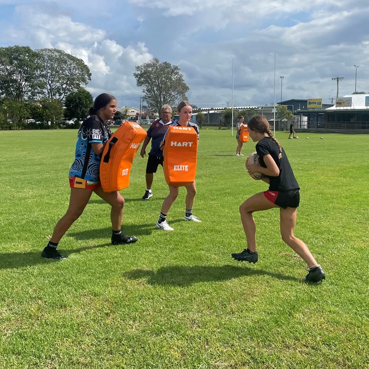 Jillaroo gives helping hand for girls tackle competition