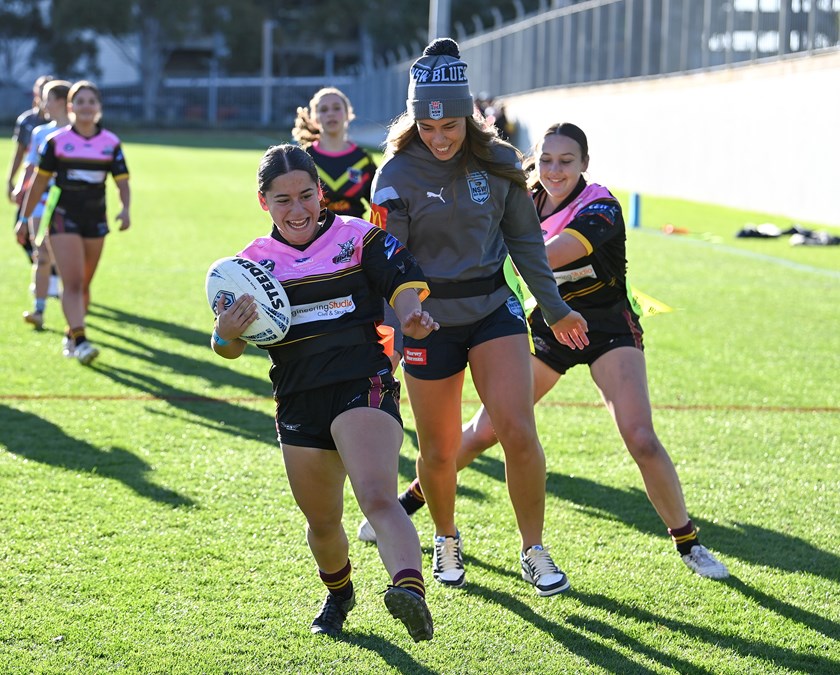 Taliah Fuimaono with junior players a NSW Sky Blues clinic